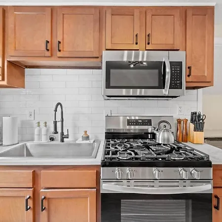 Charming Home In Cleveland 3215